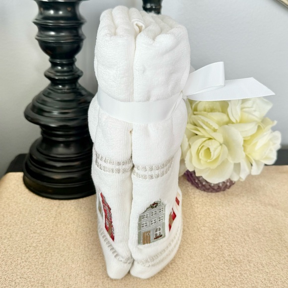 NWT Set of 2 Christmas Village Bathroom Hand Towels - Picture 6 of 7